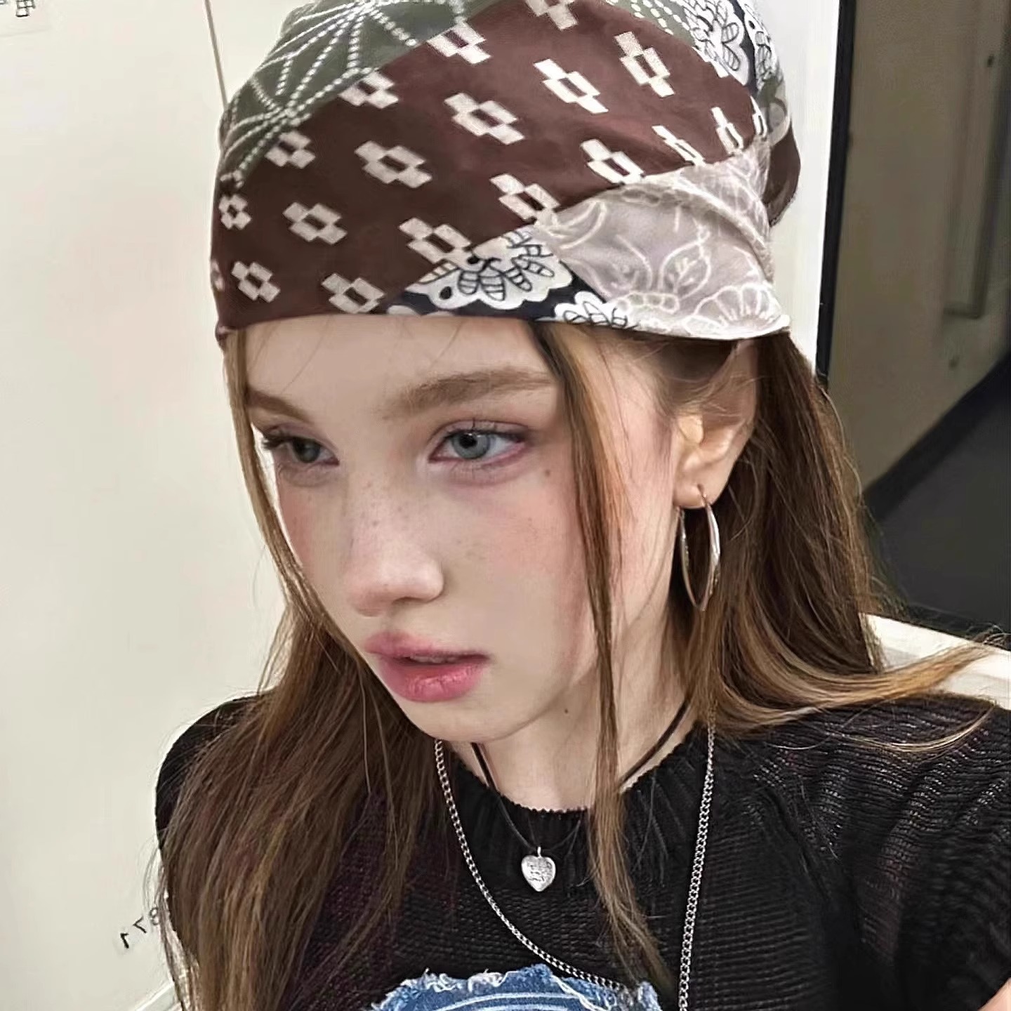 وشاح رأس مربع بنمط أمريكي ريتر - مراجعة Street Fashion Girl وسعره