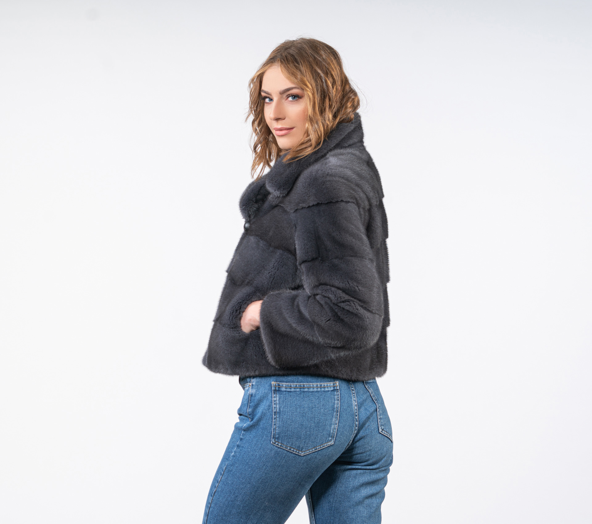 جاكيت نسائي جديد من فرو المنك  - مراجعة Street Fashion Winter 2026 وسعره